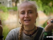 Ersties - Heiße Körpersilhouette in Latexbody und Höhepunkt mit Glasdildo 9/16