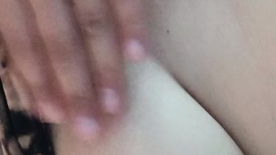 Jugando con mis tetas ricas, me las mordes?