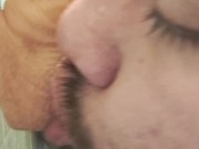 Macho aprendiendo a mamar con un dildo grande 11/16