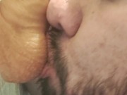 Macho aprendiendo a mamar con un dildo grande 12/16