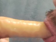 Macho aprendiendo a mamar con un dildo grande 13/16
