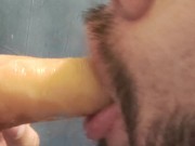 Macho aprendiendo a mamar con un dildo grande 14/16