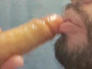 Macho aprendiendo a mamar con un dildo grande 16/16