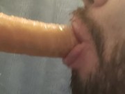 Macho aprendiendo a mamar con un dildo grande 2/16