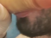Macho aprendiendo a mamar con un dildo grande