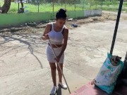 estoy aburrida barriendo afuera de mi casa y mi vecino me invita a follar y acepto