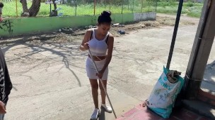 estoy aburrida barriendo afuera de mi casa y mi vecino me invita a follar y acepto