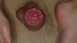 Je branle ta bite avec mes pieds plein d’huile