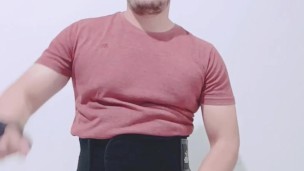 Caliente haciendo ejercicio, ejercitando todo tipo de músculos.