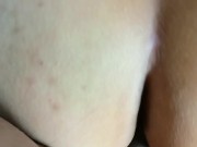 Estoy de viaje con mi madrastra y nos quedamos en un motel, ella me seduce y yo le meto la verga