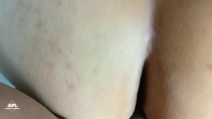 Estoy de viaje con mi madrastra y nos quedamos en un motel, ella me seduce y yo le meto la verga