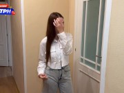 Уговорила меня остаться дома и отсосала в коридоре 1/16