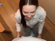 Уговорила меня остаться дома и отсосала в коридоре 3/16