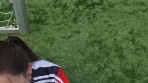 Hübsche Mutter lässt sich beim Fussball ins Gesichts spritzen