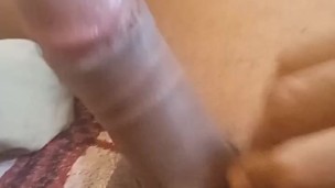 Jugando con mi duro pene