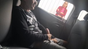 Punheta arriscada para estudante gostosa.