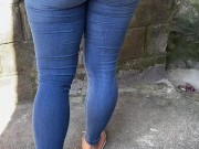 ELLA BAJA SUS JEANS PARA QUE LE FOLLEN SU RICO CULOTE AL AIRE LIBRE!! 1/16