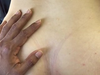 ELLA BAJA SUS JEANS PARA QUE LE FOLLEN SU RICO CULOTE AL AIRE LIBRE!!