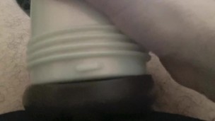 Sa chatte devient chaude pendant la baise fleshlight