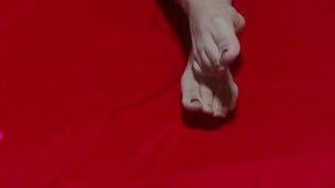 Mi hermanastro se esconde para observar mi culo mientras me cambio🍑