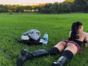 Exibe Buceta, no parque Público. Mini saia sem Calcinha 7/16