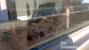 Se levanta por la mañana con una erección enorme! Seguro que necesita una buena descarga!