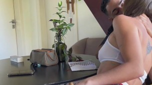 LOIRA GOSTOSA PEDE AJUDA PARA FAZER A LIÇÃO DE CASA E GANHA GOZADA NA CARA (SEREIA BAUER LICON)