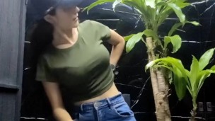 Me masturbo en un baño publico mientras espero mi turno en el salon,llego a casa a correrme de nuevo