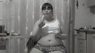 Mukbang. Mature housewife bbw milf with big belly eats.