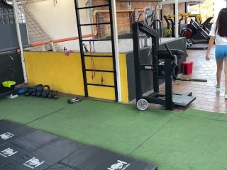 LA ENTRENADORA RUBIA DEL GIMNASIO SE PUSO COQUETA Y TERMINAMOS COMIENDONOS NUESTROS COÑOS
