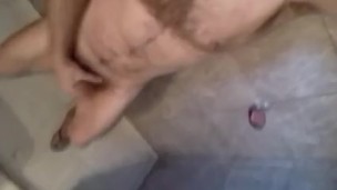 Hombre masturbándose en la ducha