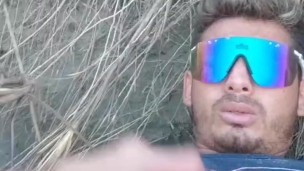 Hombre hetero latino masturbándose rico en la orilla del mar y se corre bastante | 2da Parte