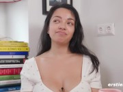 Ersties - Event-Dekorateurin Olivia E aus Wien schlüpft aus ihren Dessous und befriedigt ihre hübsche Muschi mit einem Dildo 16/16