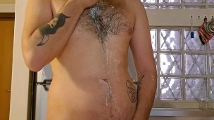 Il twink arrapato sporco di yogurt è completamente nudo per te