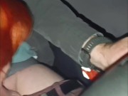 Un dîner quelque peu épicé : exhib dans un restaurant et un parking