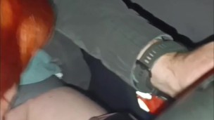 Un dîner quelque peu épicé : exhib dans un restaurant et un parking