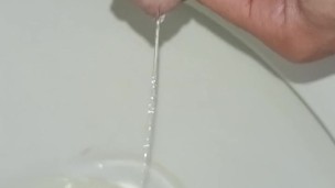 hombre joven desesperado pissing, erección matutina, primer plano
