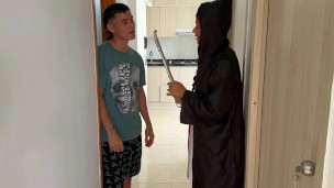 La maga de mi hermanastra se pone muy cachonda mientras me desnuda con sus poderes y me folla rico.