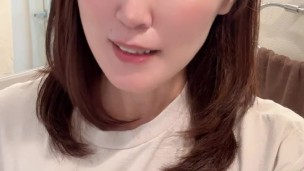 エッチな姿勢教室？！みんな好きな格好でレッスン受けてね♡先生の乳首ばっかりみないでね🫣