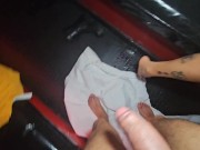 Mi porta nel Privèe, mi fa squirtare e mi riempie di sborra calda.