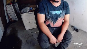 Jakol sa bodega habang nanonood si Kompare 01