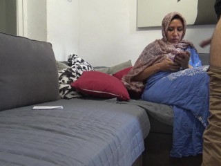 مصرية تتصل بالشرطة بعد أن أظهر لها رجل عضوه الذكري الكبير