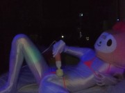 暗闇で淫らに映えるマイクロビキニ！マイ○ロディ(♂️)が暗闇でオナニーしてみた💡腰ガクガクしながらイクとこ見てて…💓【サ○リオドピューロランド】【ハロウィン】 - Screenshot 11 of 16 - HD