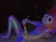 暗闇で淫らに映えるマイクロビキニ！マイ○ロディ(♂️)が暗闇でオナニーしてみた💡腰ガクガクしながらイクとこ見てて…💓【サ○リオドピューロランド】【ハロウィン】 - Screenshot 12 of 16 - Masturbation