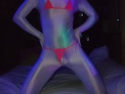 暗闇で淫らに映えるマイクロビキニ！マイ○ロディ(♂️)が暗闇でオナニーしてみた💡腰ガクガクしながらイクとこ見てて…💓【サ○リオドピューロランド】【ハロウィン】 - Screenshot 3 of 16 - Bikini