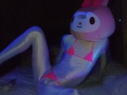 暗闇で淫らに映えるマイクロビキニ！マイ○ロディ(♂️)が暗闇でオナニーしてみた💡腰ガクガクしながらイクとこ見てて…💓【サ○リオドピューロランド】【ハロウィン】 - Screenshot 6 of 16 - HD