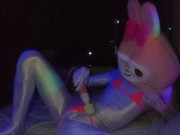 暗闇で淫らに映えるマイクロビキニ！マイ○ロディ(♂️)が暗闇でオナニーしてみた💡腰ガクガクしながらイクとこ見てて…💓【サ○リオドピューロランド】【ハロウィン】 - Screenshot 9 of 16 - Cosplay