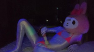 暗闇で淫らに映えるマイクロビキニ！マイ○ロディ(♂️)が暗闇でオナニーしてみた💡腰ガクガクしながらイクとこ見てて…💓【サ○リオドピューロランド】【ハロウィン】