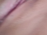 تفرك كسها وتنزل شهوتها وتصور لزوجها