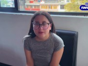 Follando a la mejor amiga de mi novia mientras ella no está, dejo su coño lleno de leche.